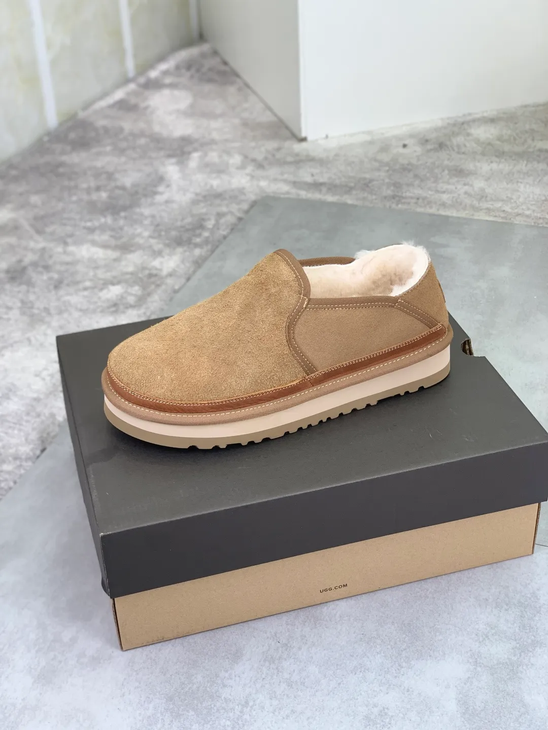 Men's men's shoes 💰P480 New top version UGG 2025 autumn and winter new high-top casual shoes new series Ansley Mules Fashionable and comfortable shallow flat slip-on casual loafers ✨ Classic suede cowhide with 10mm wool lining Insole suede collar Soft and comfortable ❤️ Decorated with UGG classic heat embossed brand logo on the back side Full texture Lightweight rubber sole Anti-slip, wear-resistant and comfortable Color: Black Brown Size: 39-45